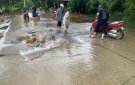 đập tràn (thuộc tuyến đường liên huyện) thôn Chiềng Nang, xã Giao An bị tác rác ở cống đập, nước ngập, mặt đập bị hỏng nặng, gây ảnh hưởng đến an toàn giao thông